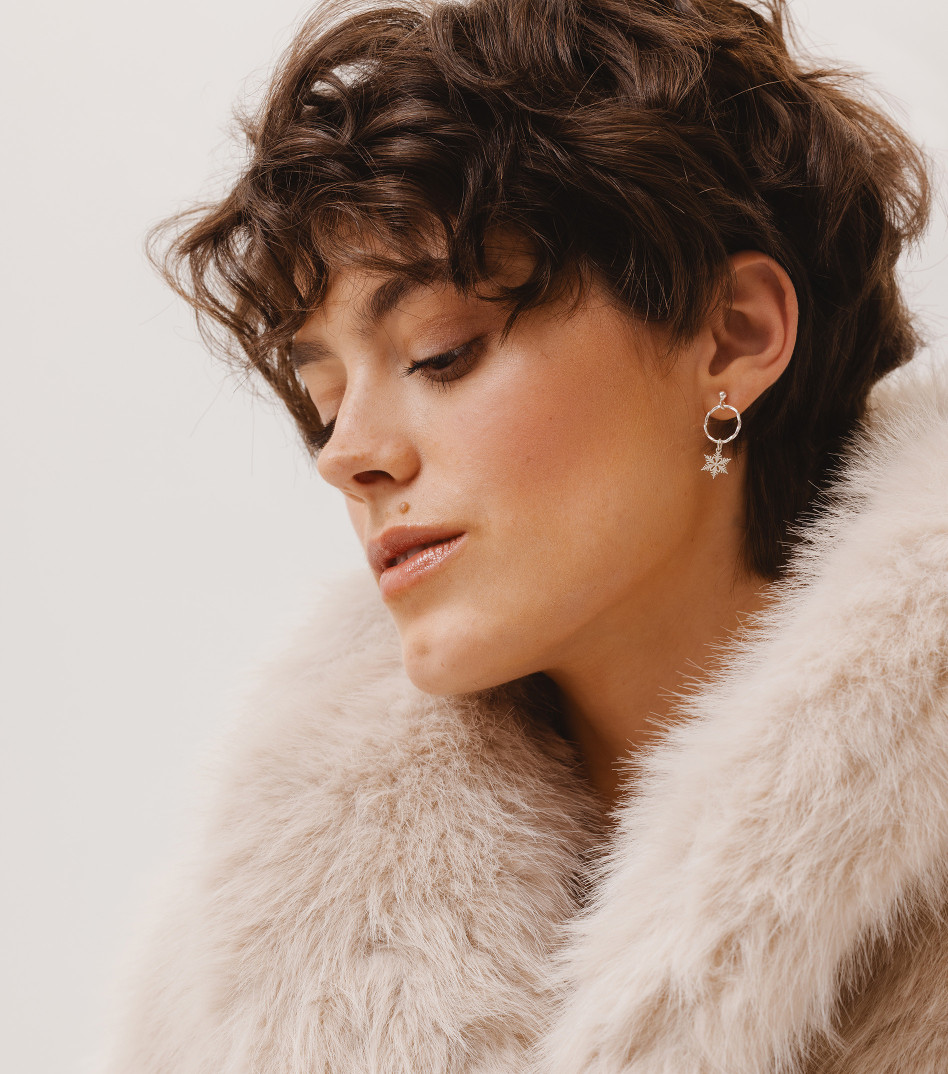 Srebrne kolczyki z kamieniem i zawieszką