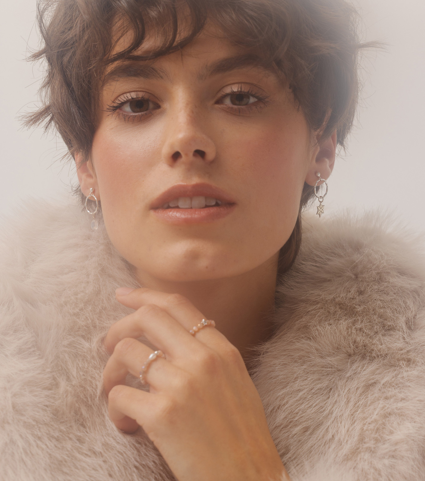 Srebrne kolczyki z kamieniem i zawieszką