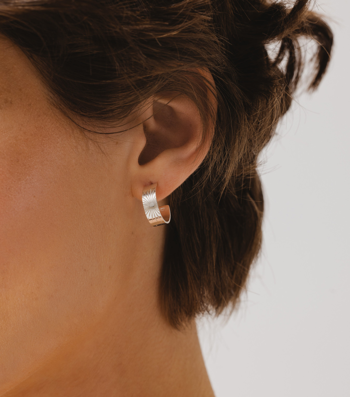 Srebrne kolczyki koła z zimowym grawerem