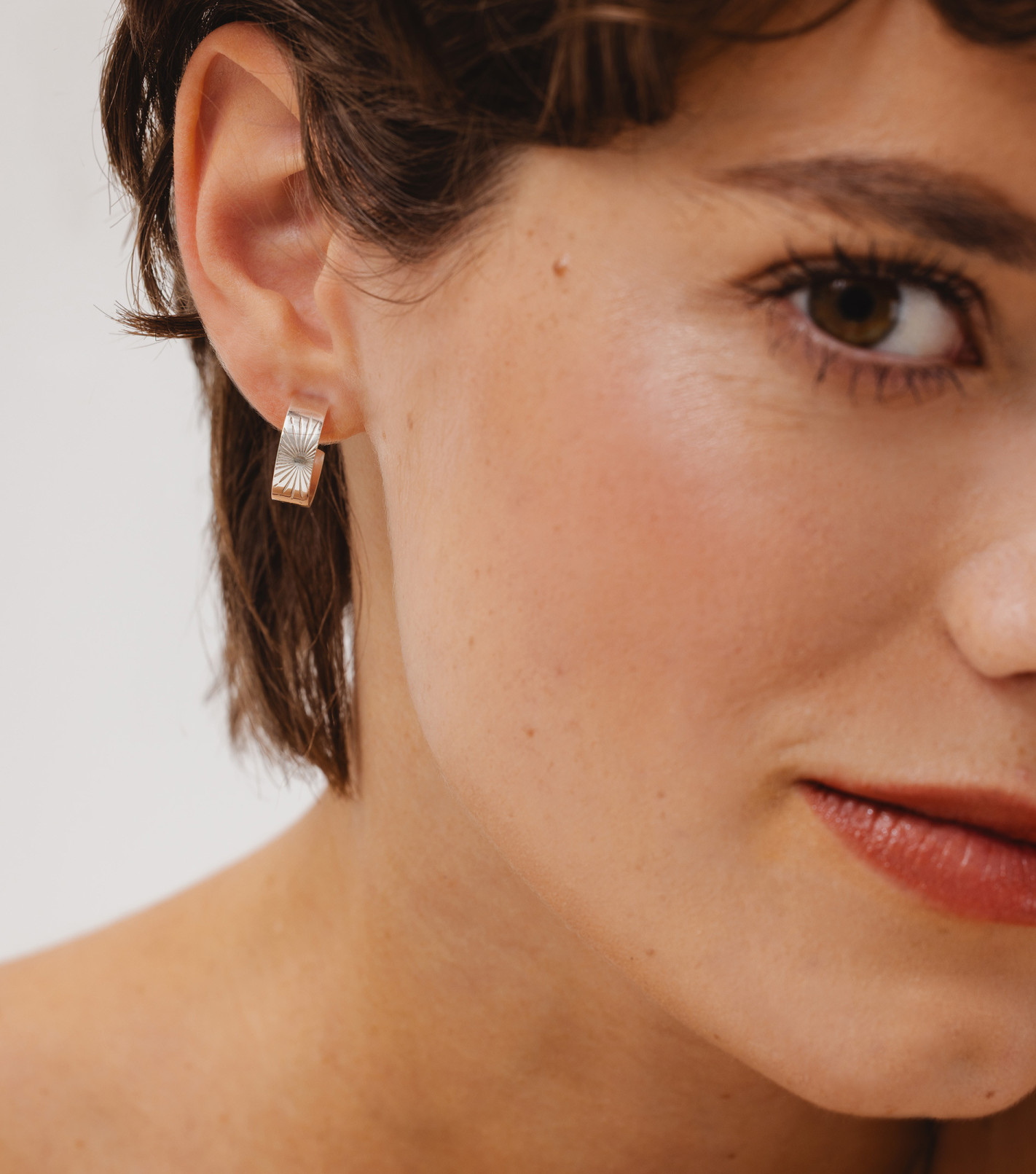 Srebrne kolczyki koła z zimowym grawerem