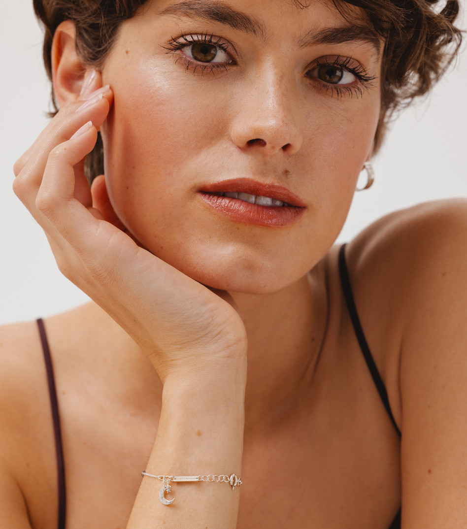 Srebrna bransoletka z kamieniami i zawieszką