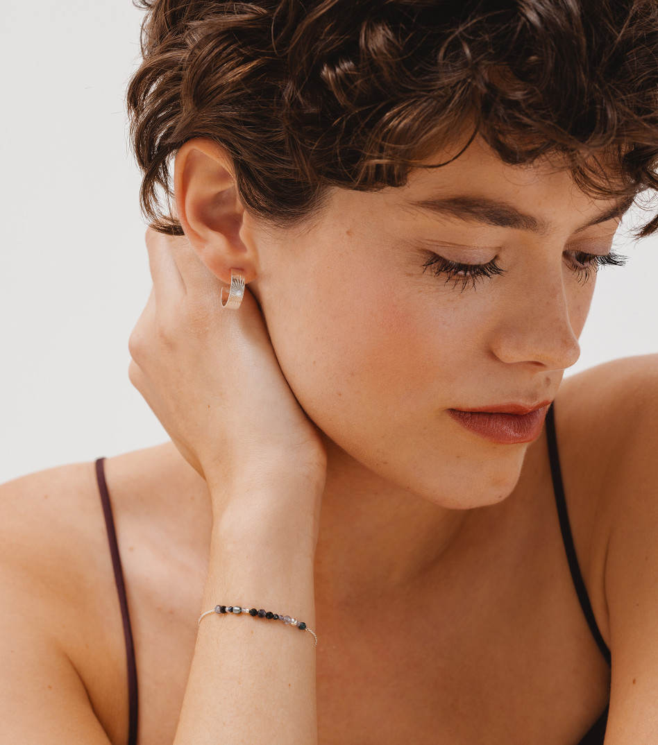 Srebrna bransoletka z kamieniami i zawieszką