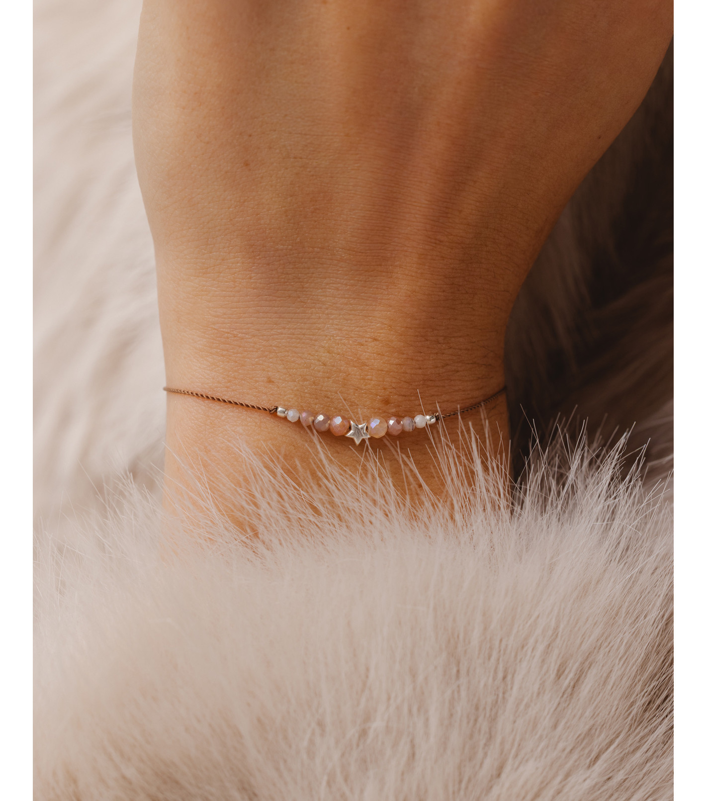 Srebrna bransoletka na sznureczku