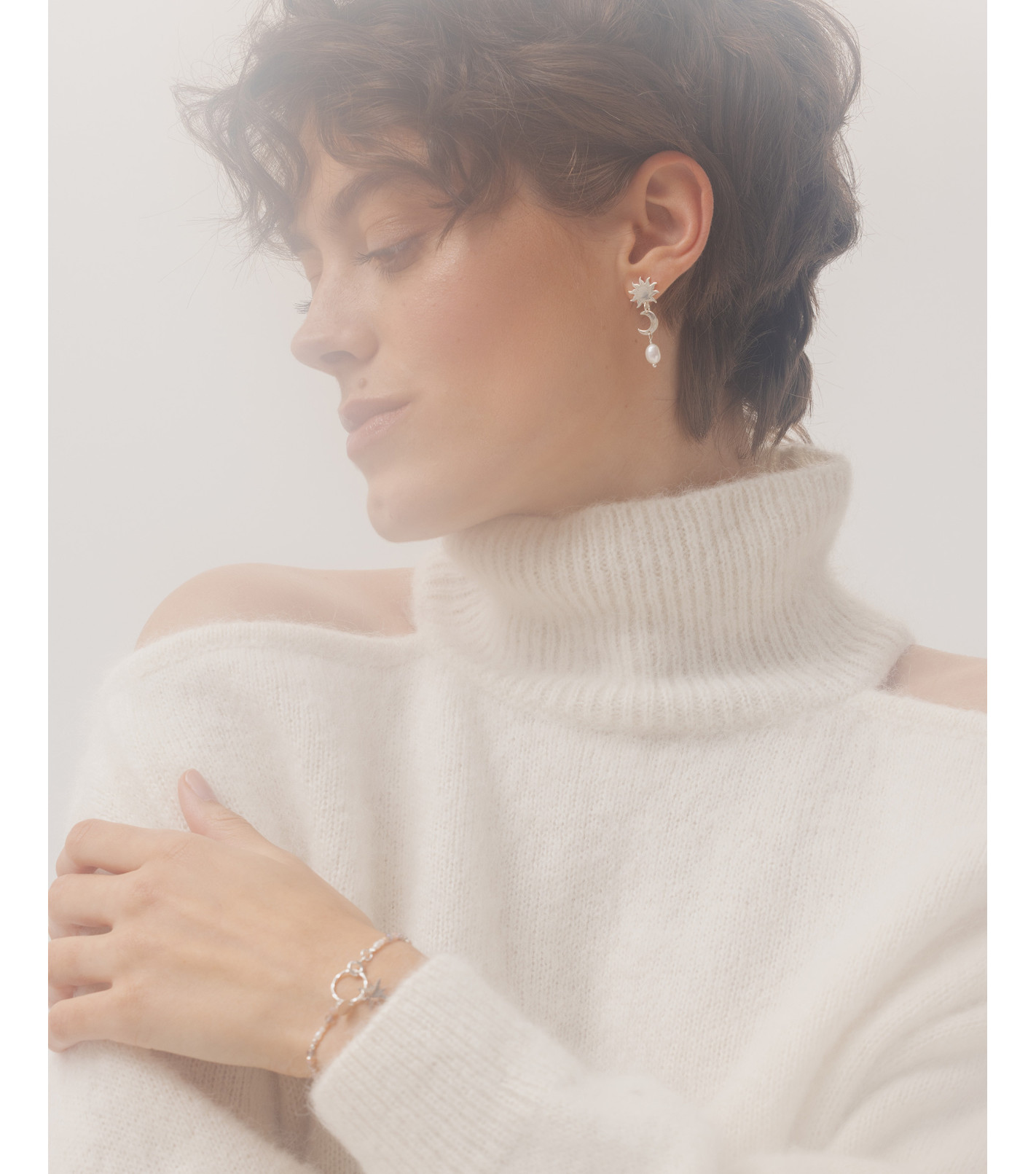 Srebrna bransoletka z kamieniami i zawieszką