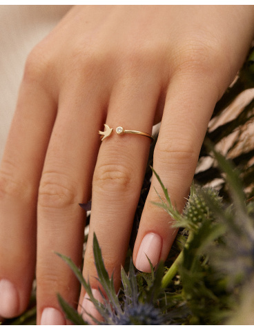 Złoty pierścionek z brylantem i symbolem