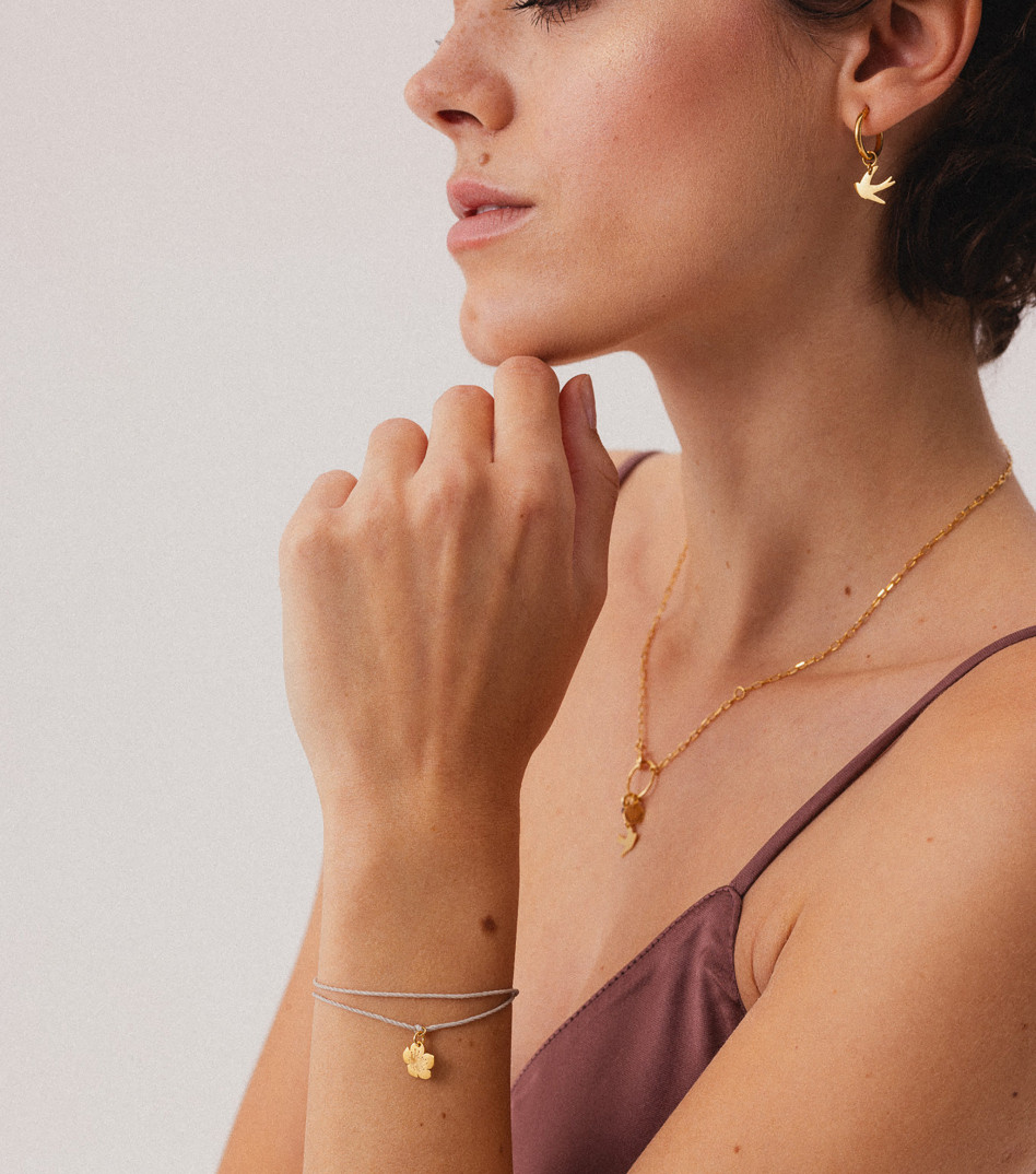 Pozłacana bransoletka na sznureczku