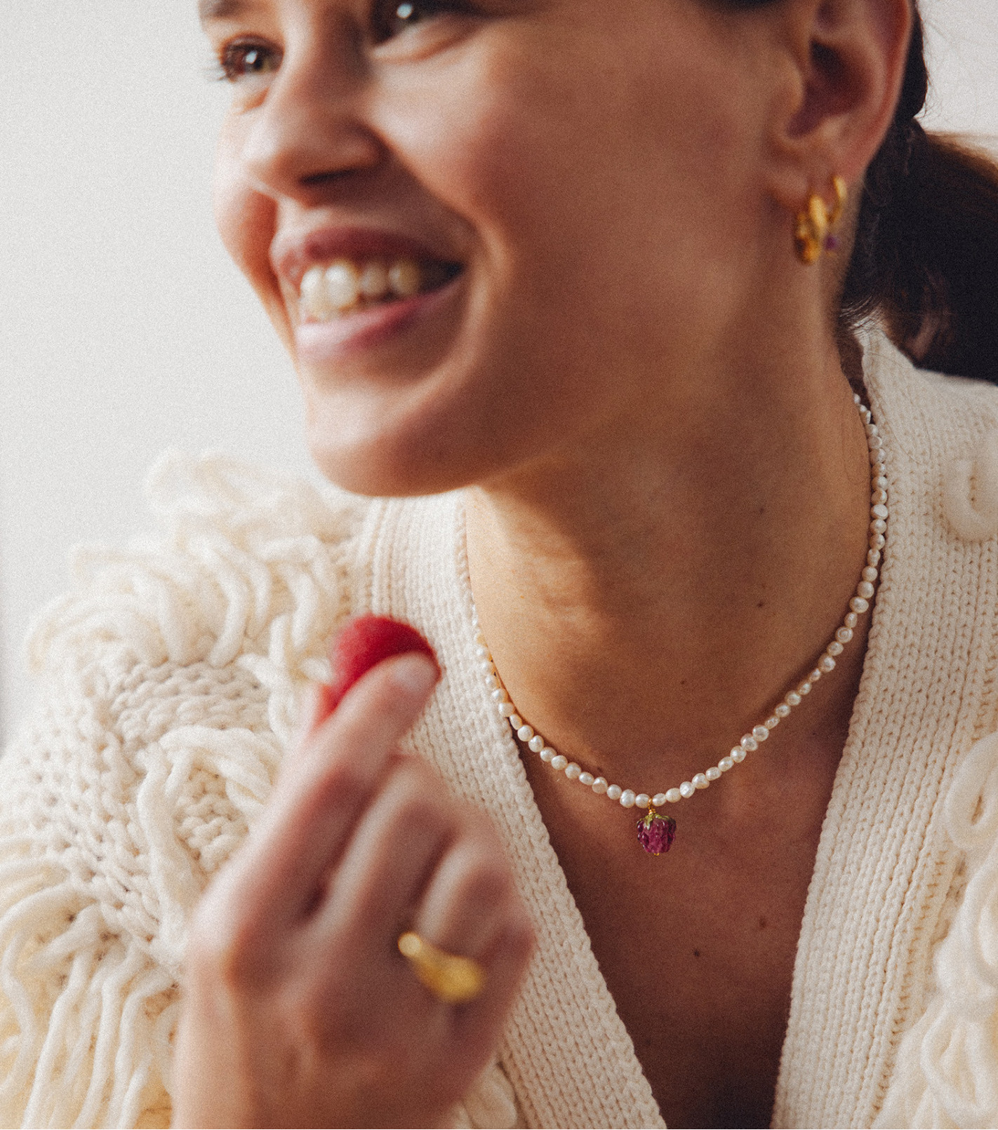 Pozłacany choker z perłami i zawieszką