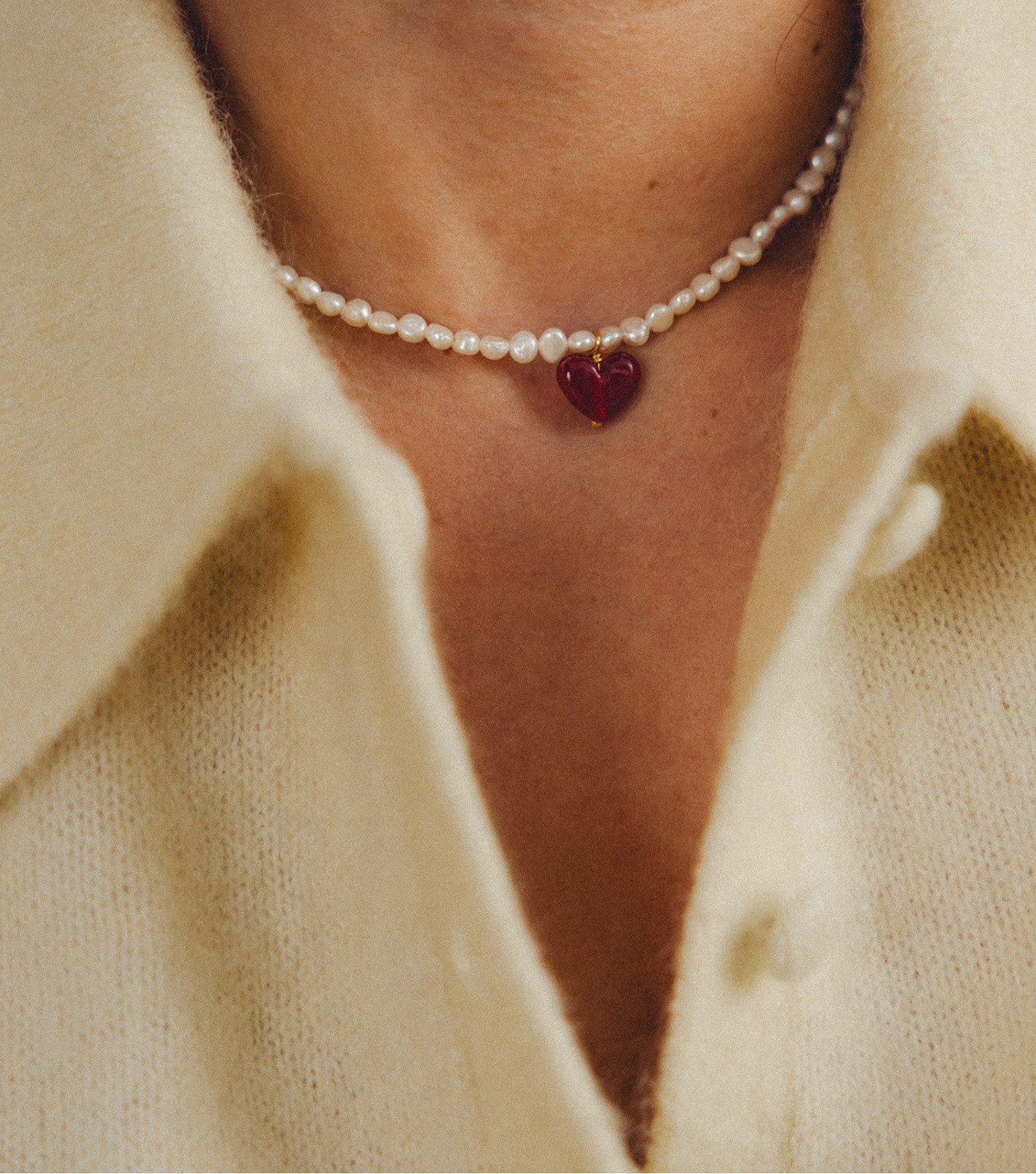 Pozłacany choker z perłami i zawieszką