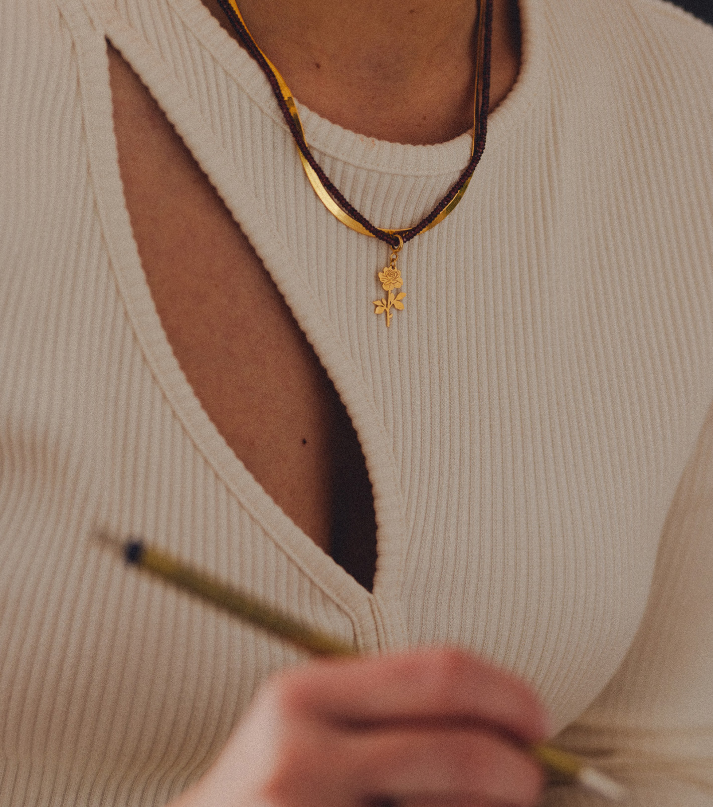 Pozłacany choker z kamieniami i zawieszką