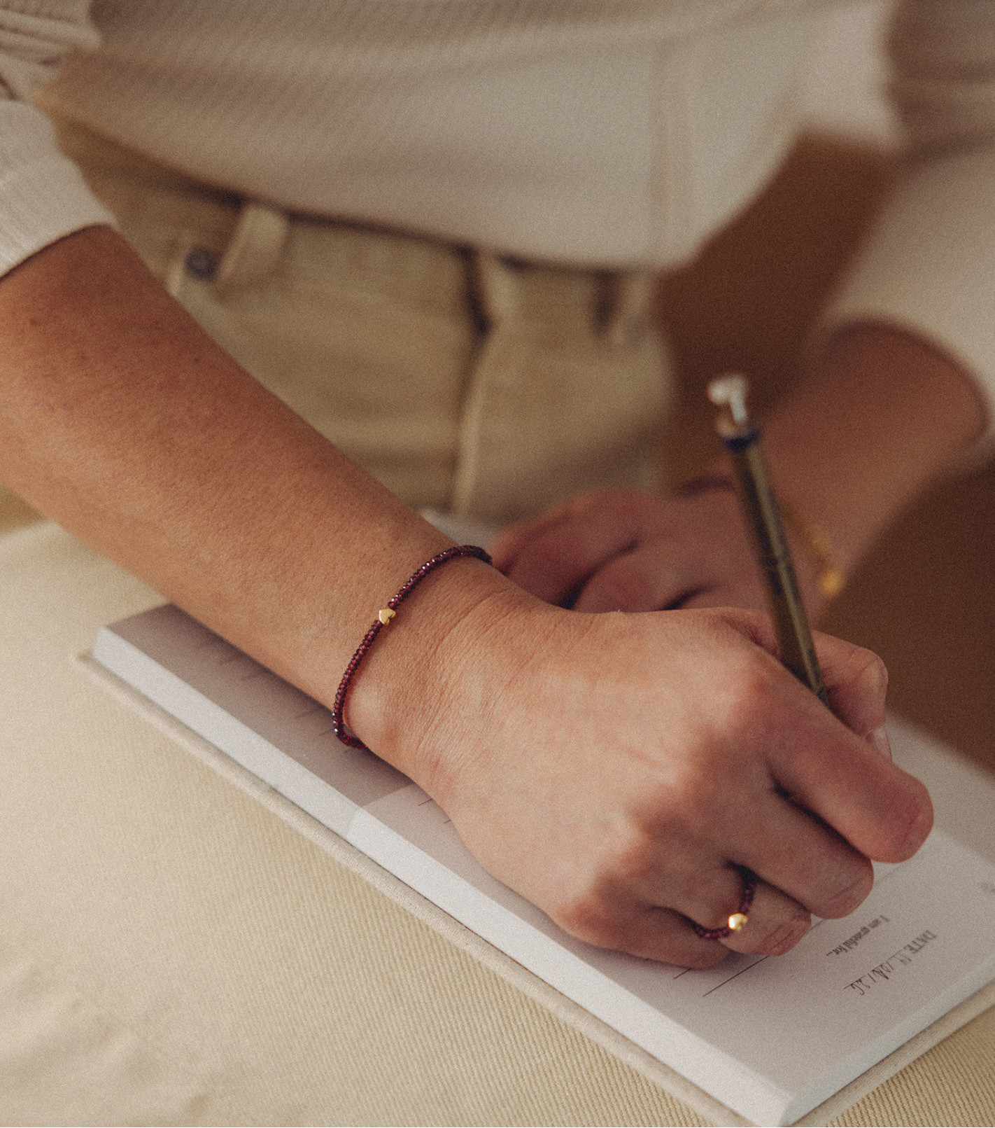 Pozłacana bransoletka z granatami i sercem