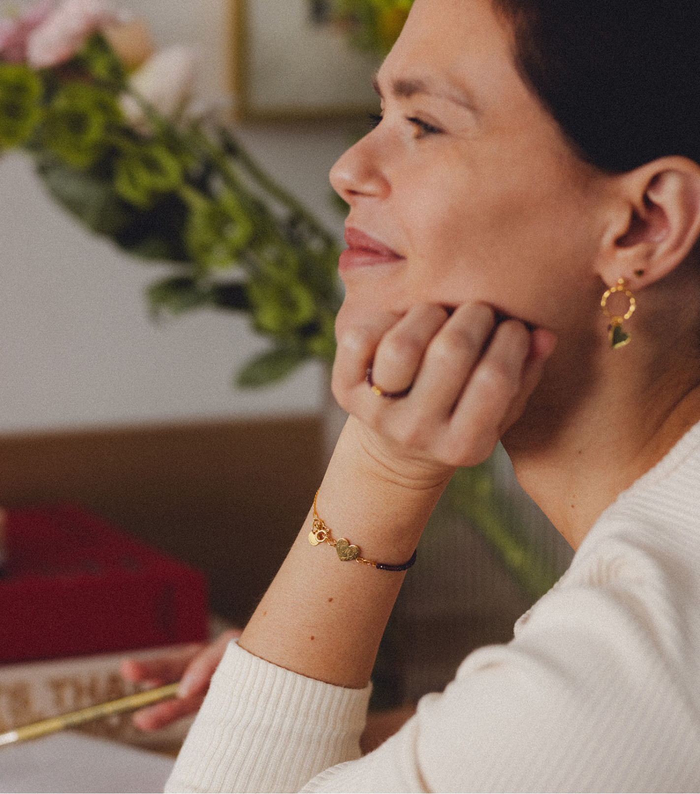 Pozłacana bransoletka z granatami i sercem