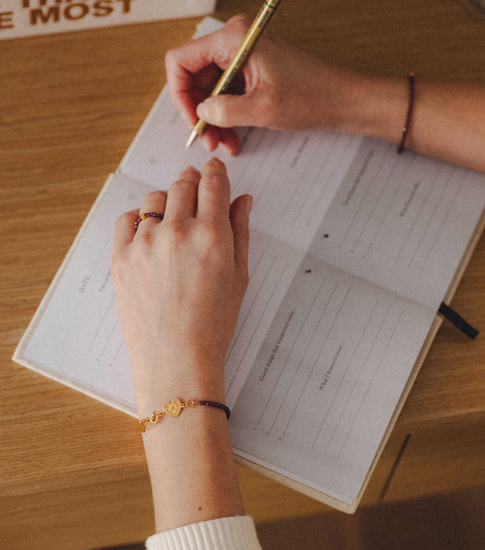 Pozłacana bransoletka z granatami i sercem