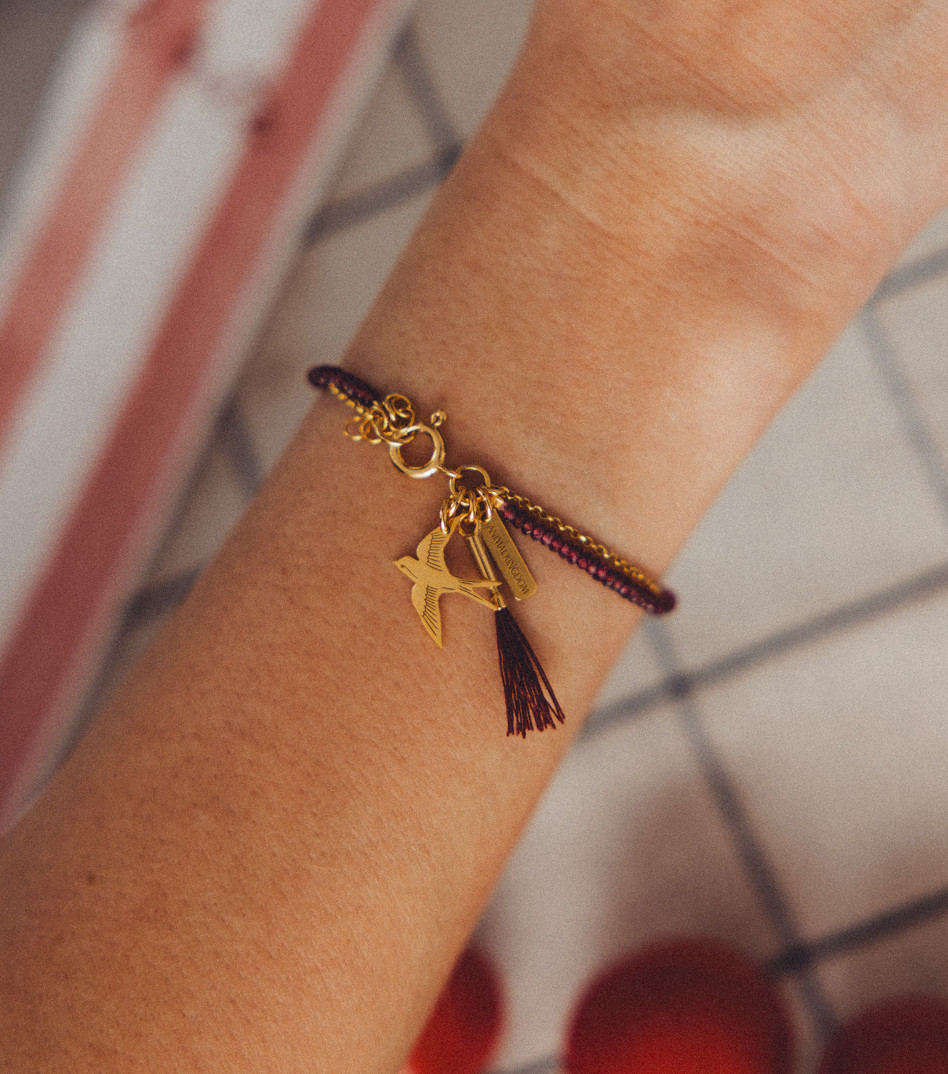 Pozłacana bransoletka z granatami i zawieszką