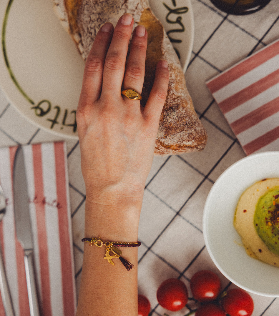 Pozłacana bransoletka z granatami i zawieszką