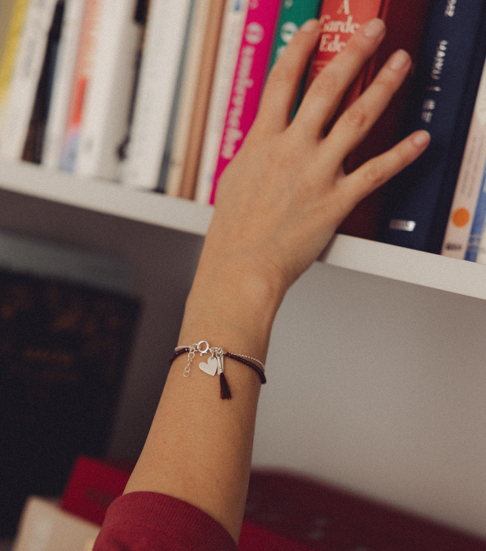 Srebrna bransoletka z granatami i zawieszką