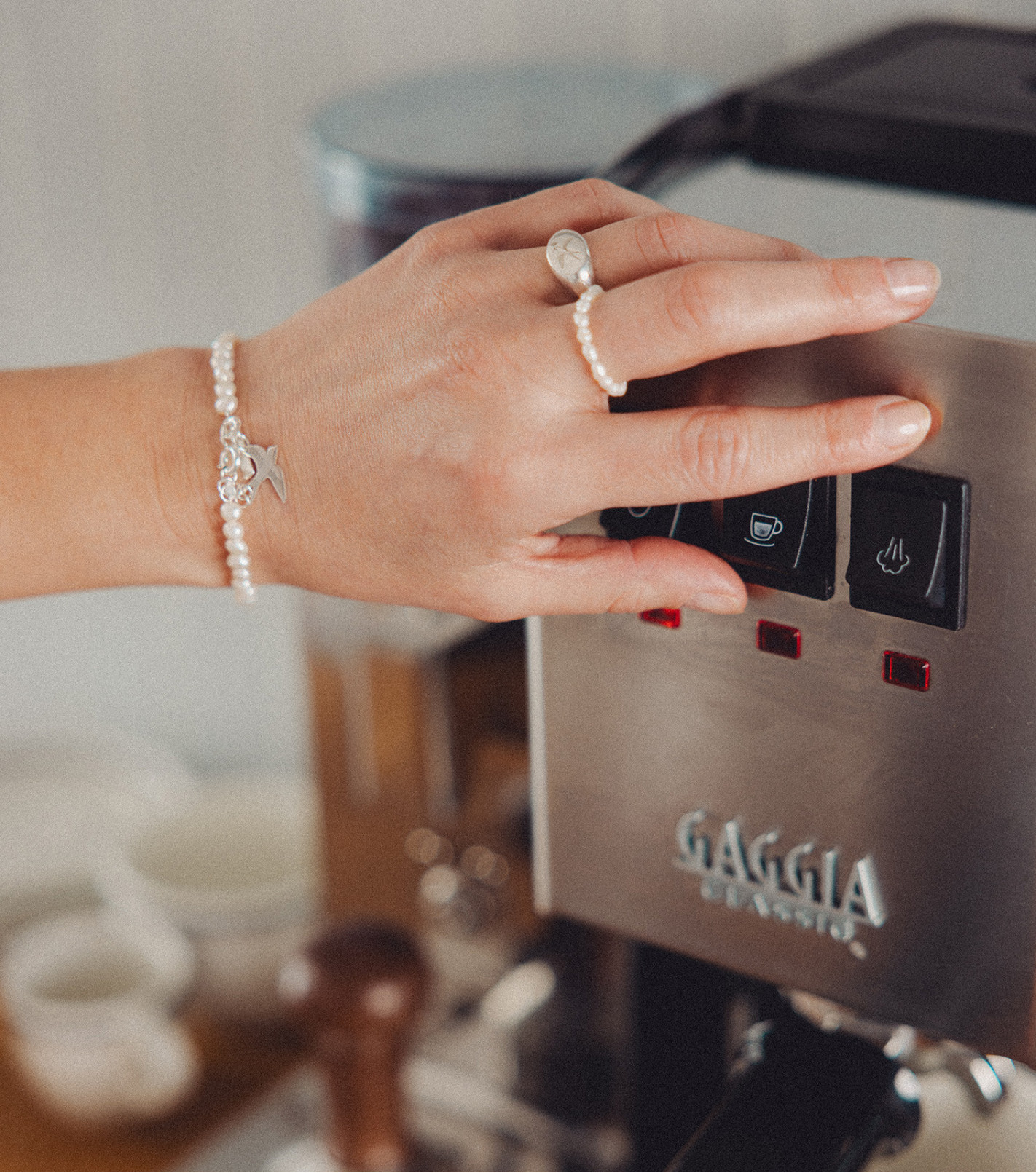 Srebrna bransoletka z perłami i zawieszką
