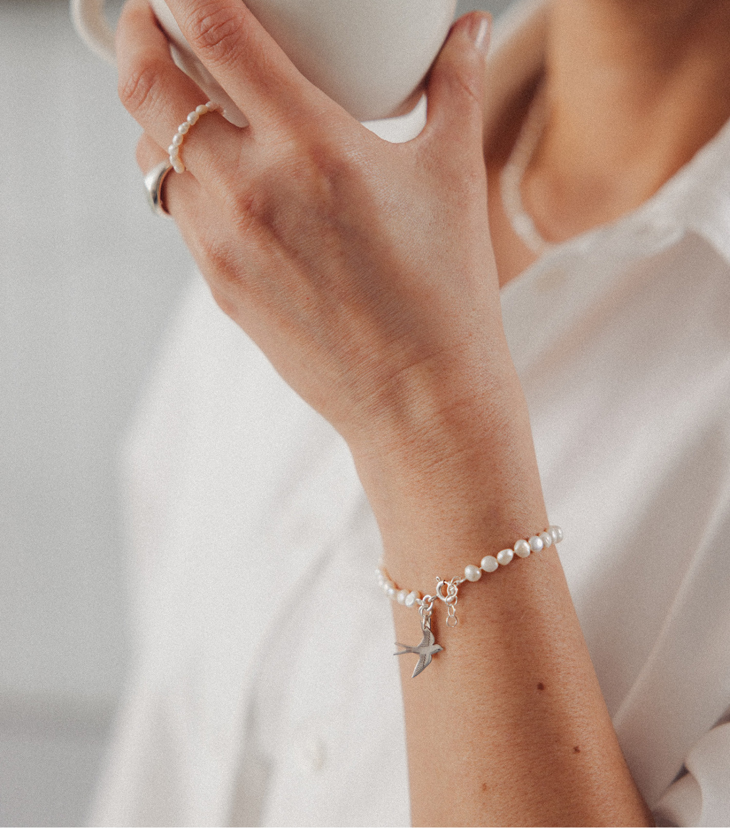 Srebrna bransoletka z perłami i zawieszką