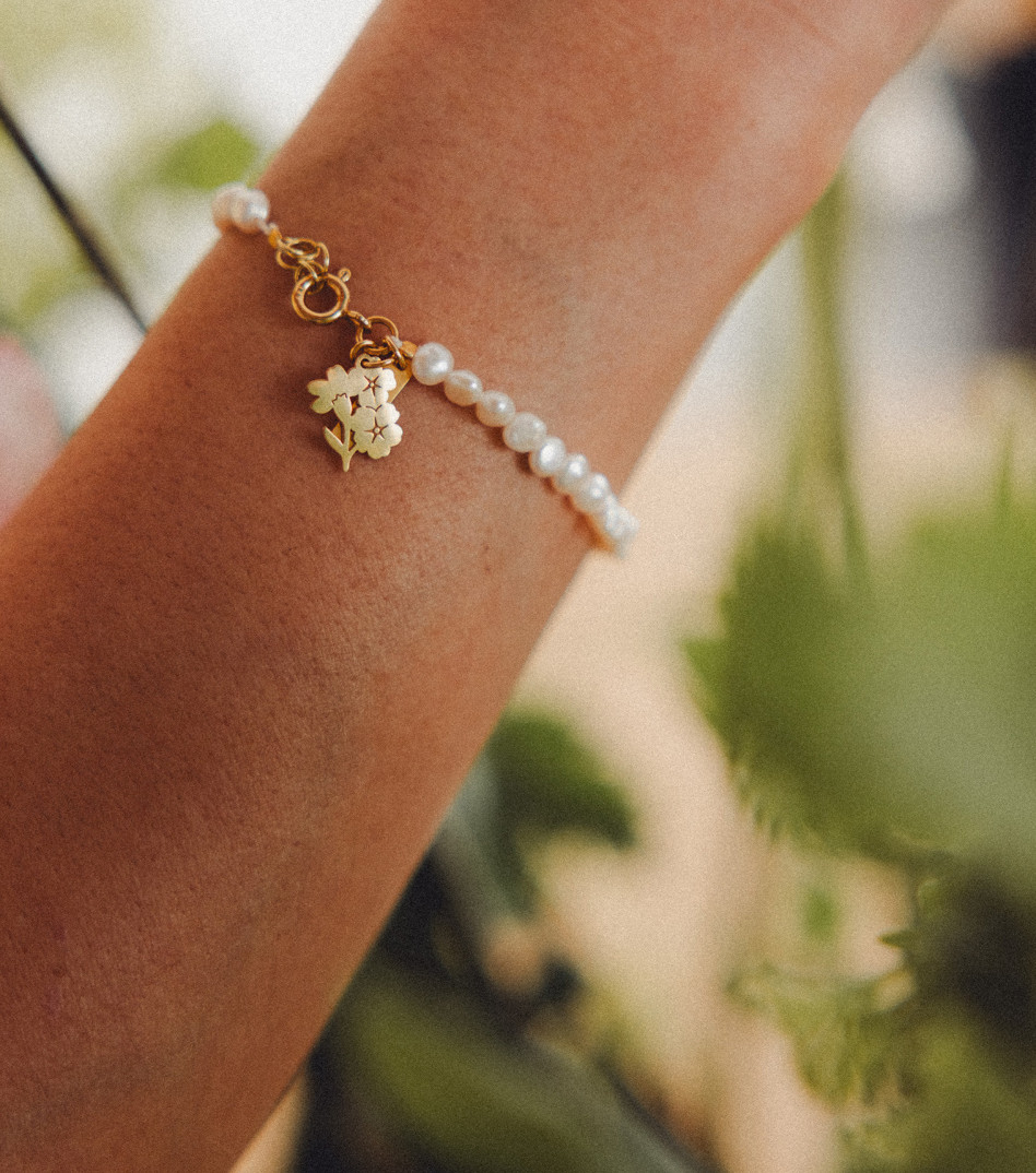 Pozłacana bransoletka z perłami i zawieszką