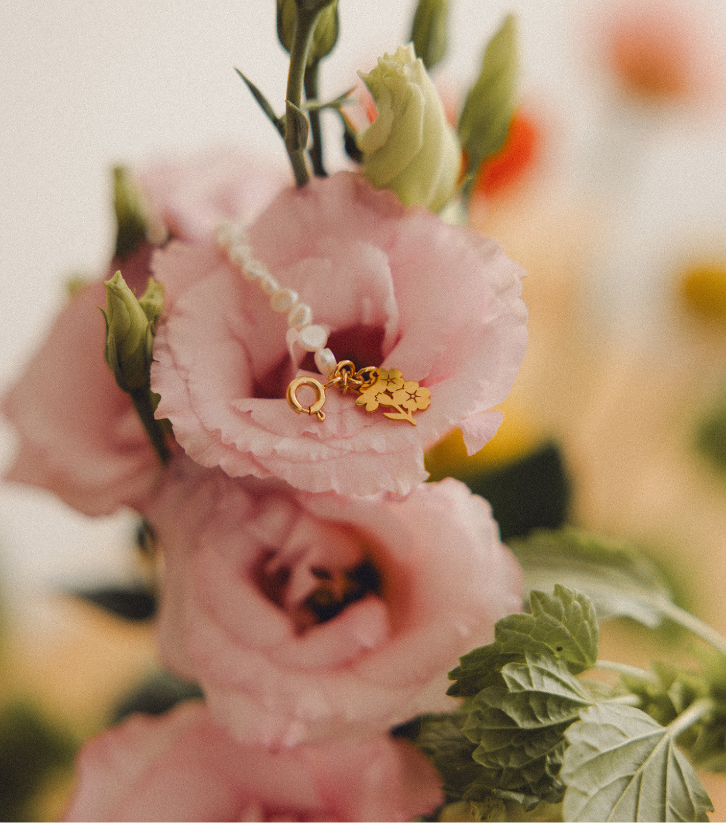 Pozłacana bransoletka z perłami i zawieszką