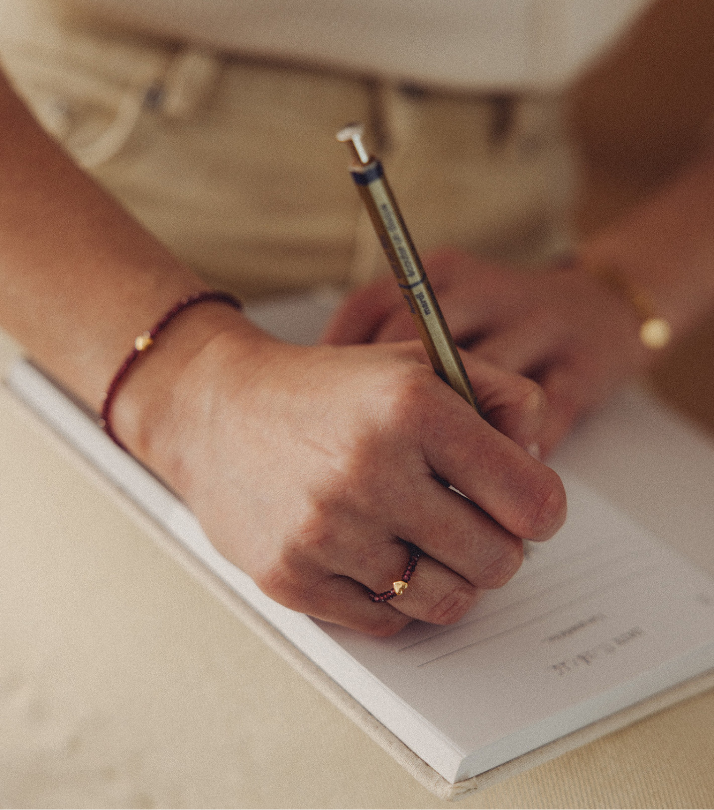 Pozłacany pierścionek z kamieniami