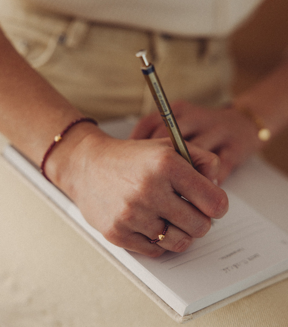 Pozłacany pierścionek z kamieniami