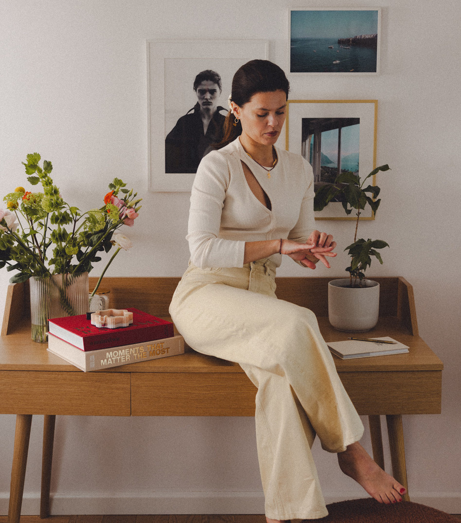 Pozłacany pierścionek z kamieniami