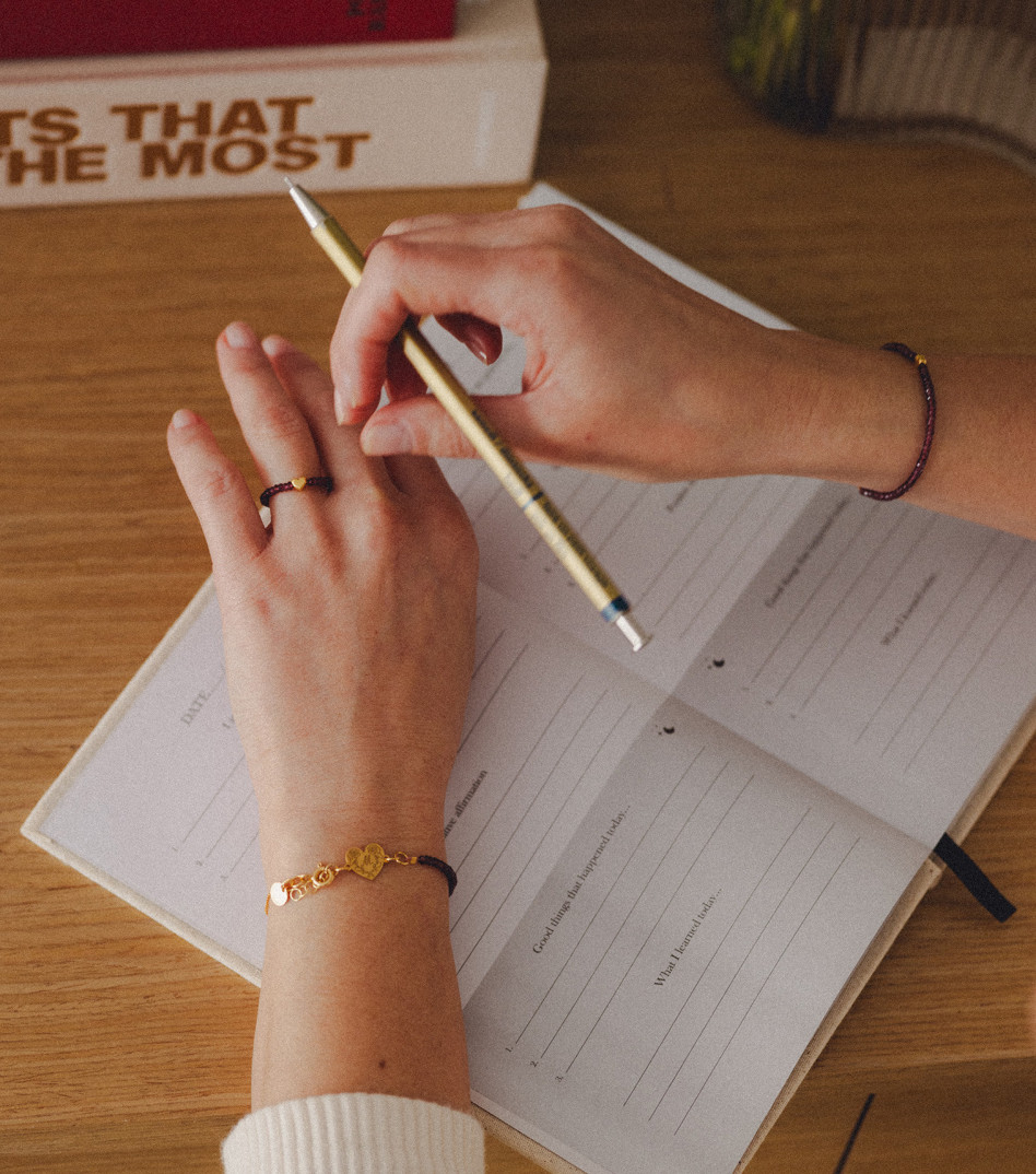 Pozłacany pierścionek z kamieniami