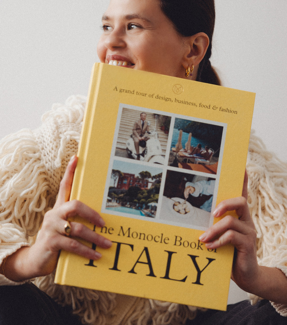 Pozłacany sygnet z jaskółką