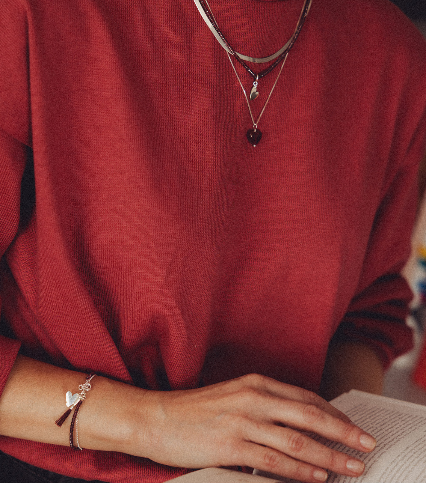 Srebrna bransoletka z granatami i zawieszką