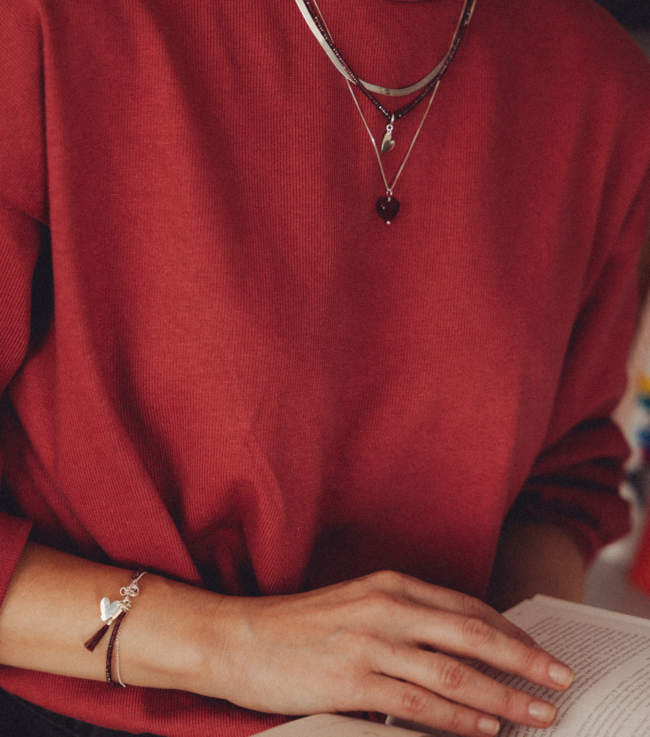 Srebrna bransoletka z granatami i zawieszką