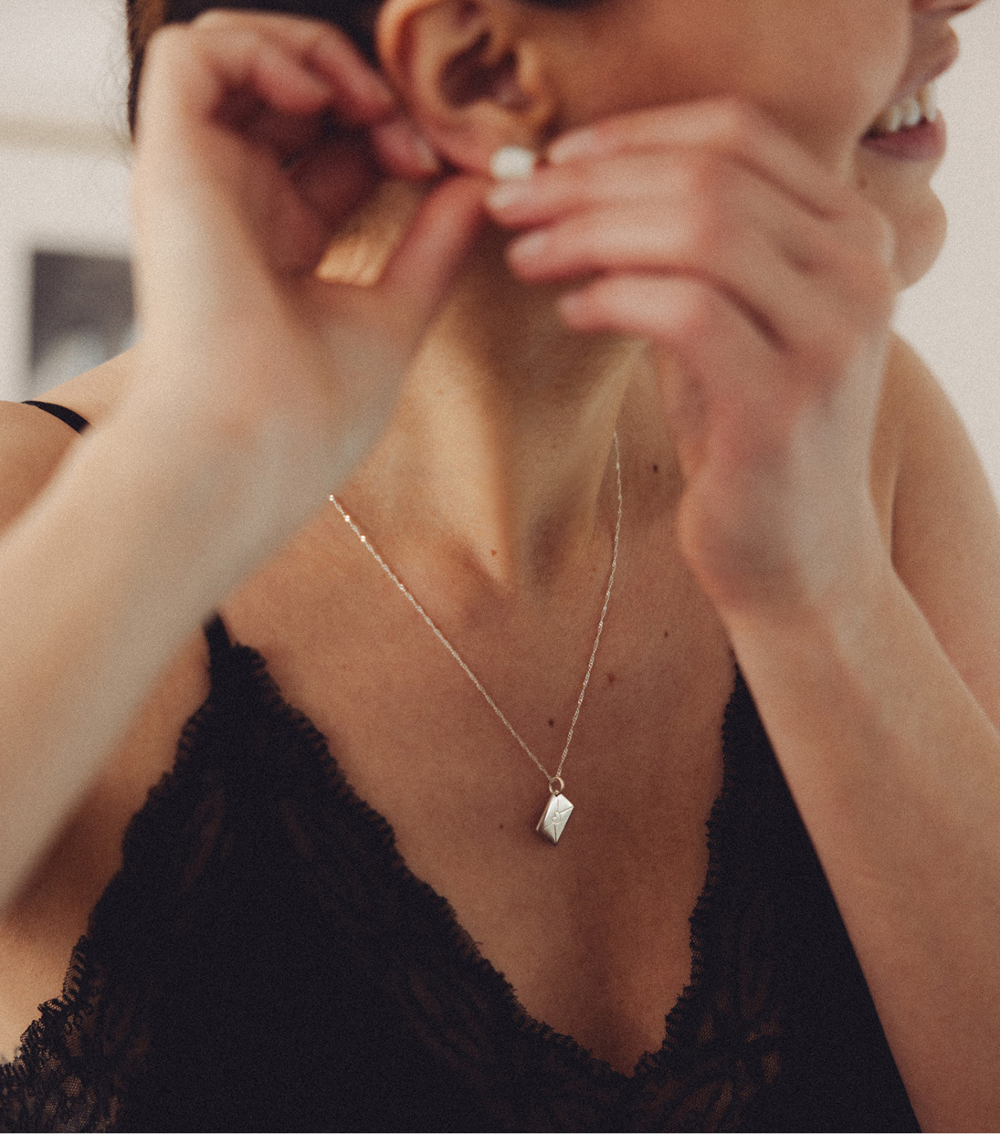 Srebrna zawieszka z sentencją