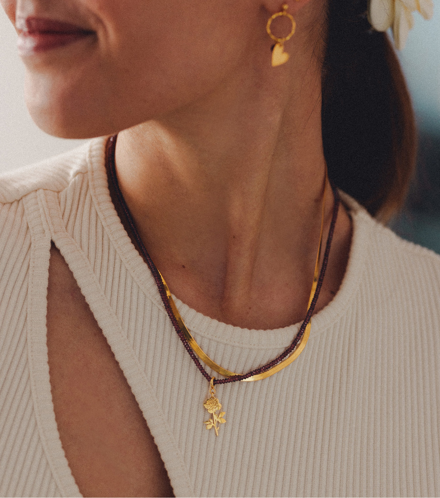 Pozłacany choker z kamieniami i zawieszką