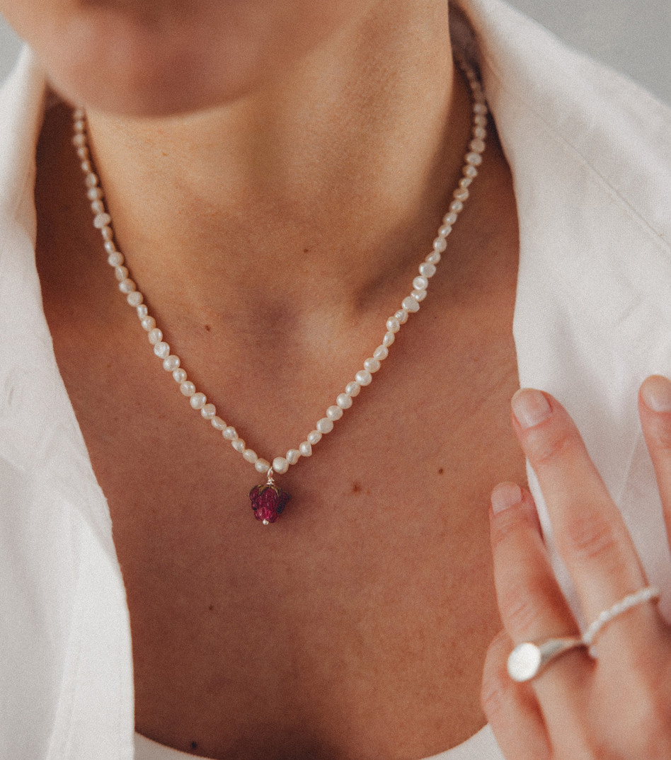 Srebrny choker z perłami i zawieszką