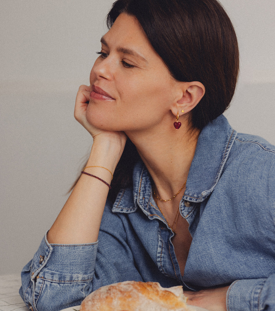 Pozłacana bransoletka z granatami i zawieszką