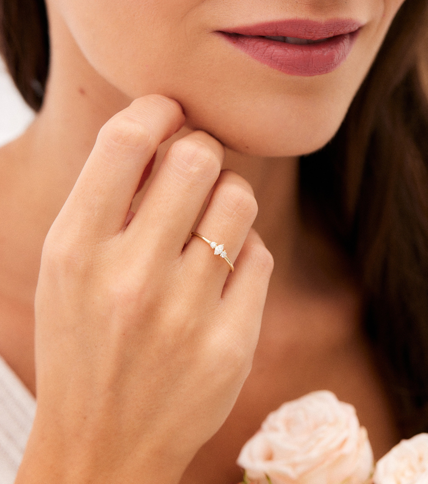 Złoty pierścionek z trzema diamentami