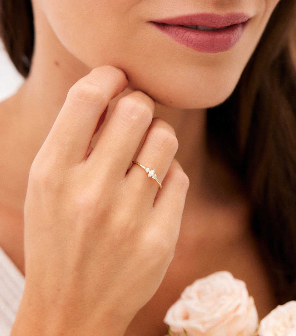 Złoty pierścionek z trzema diamentami