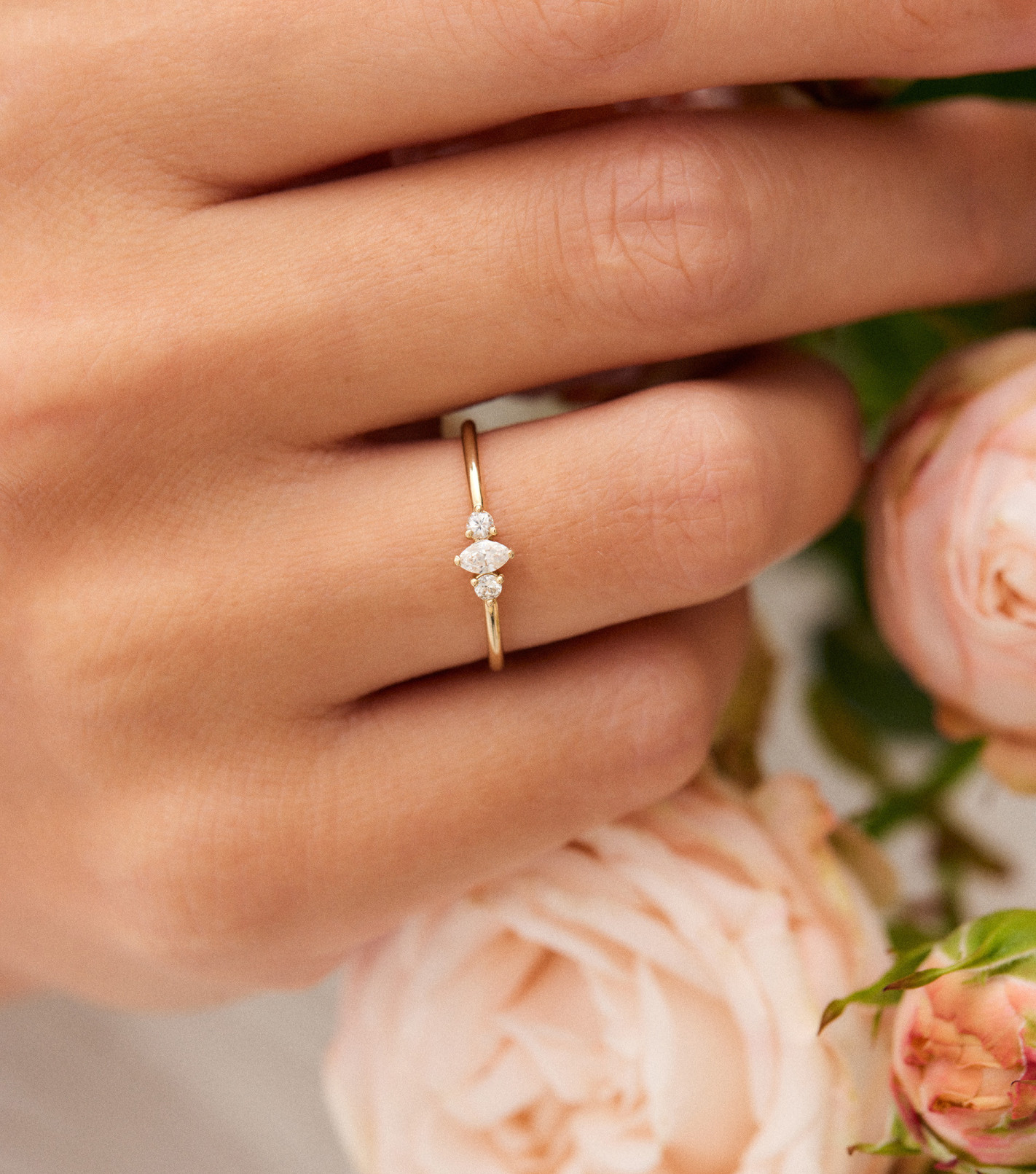 Złoty pierścionek z trzema diamentami