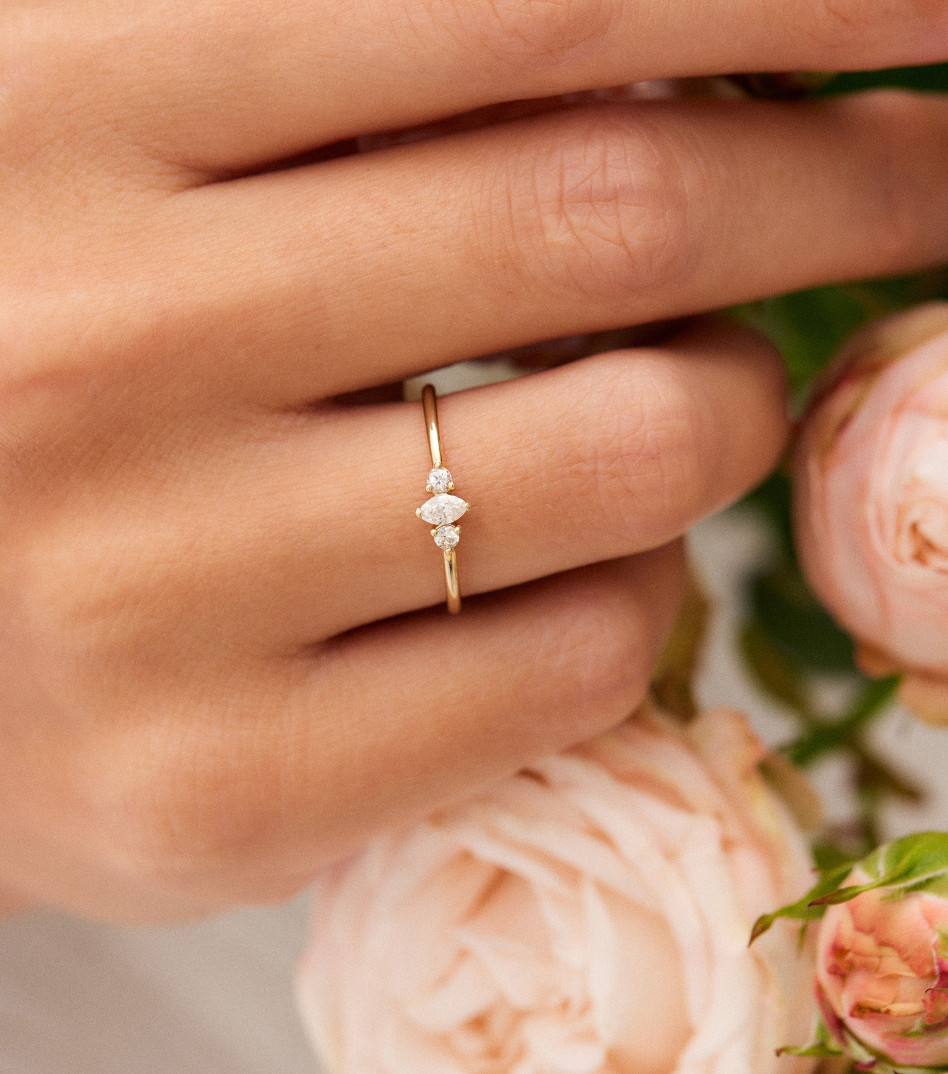 Złoty pierścionek z trzema diamentami