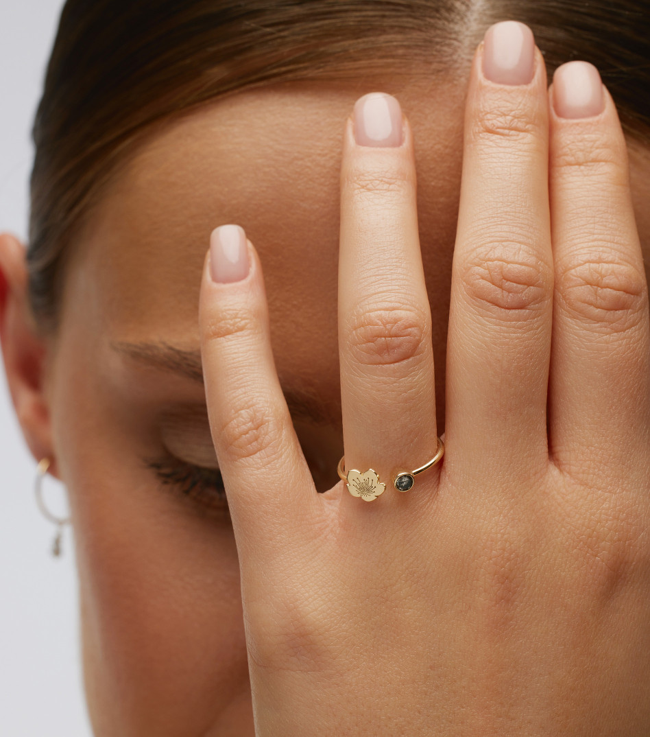 Złoty pierścionek z diamentem sól i pieprz