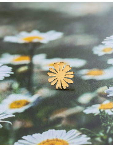 Gold-plated chamomile pin