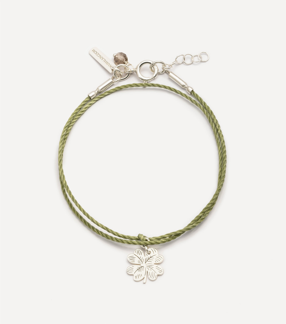 Srebrna bransoletka na sznureczku z koniczyną