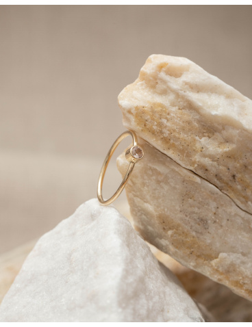 Złoty pierścionek z morganitem o średnicy 3 mm