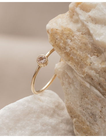 Złoty pierścionek z morganitem o średnicy 3 mm