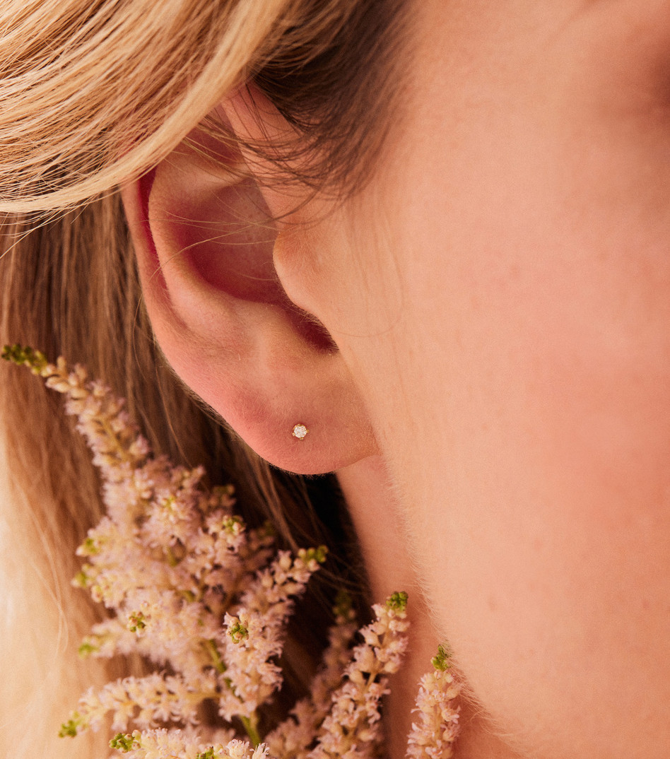 Złote kolczyki sztyfty z diamentami