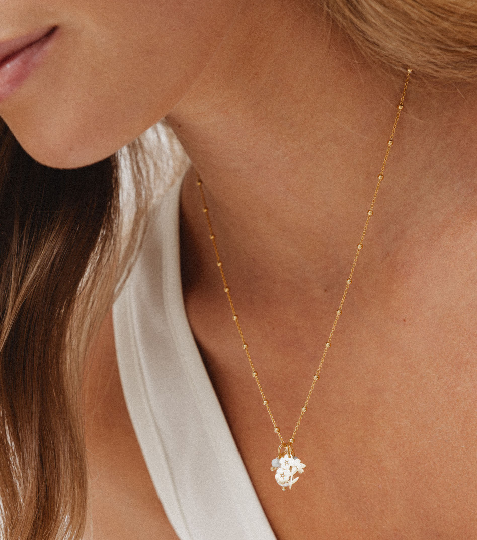 Pozłacany naszyjnik z zawieszkami i kamieniami