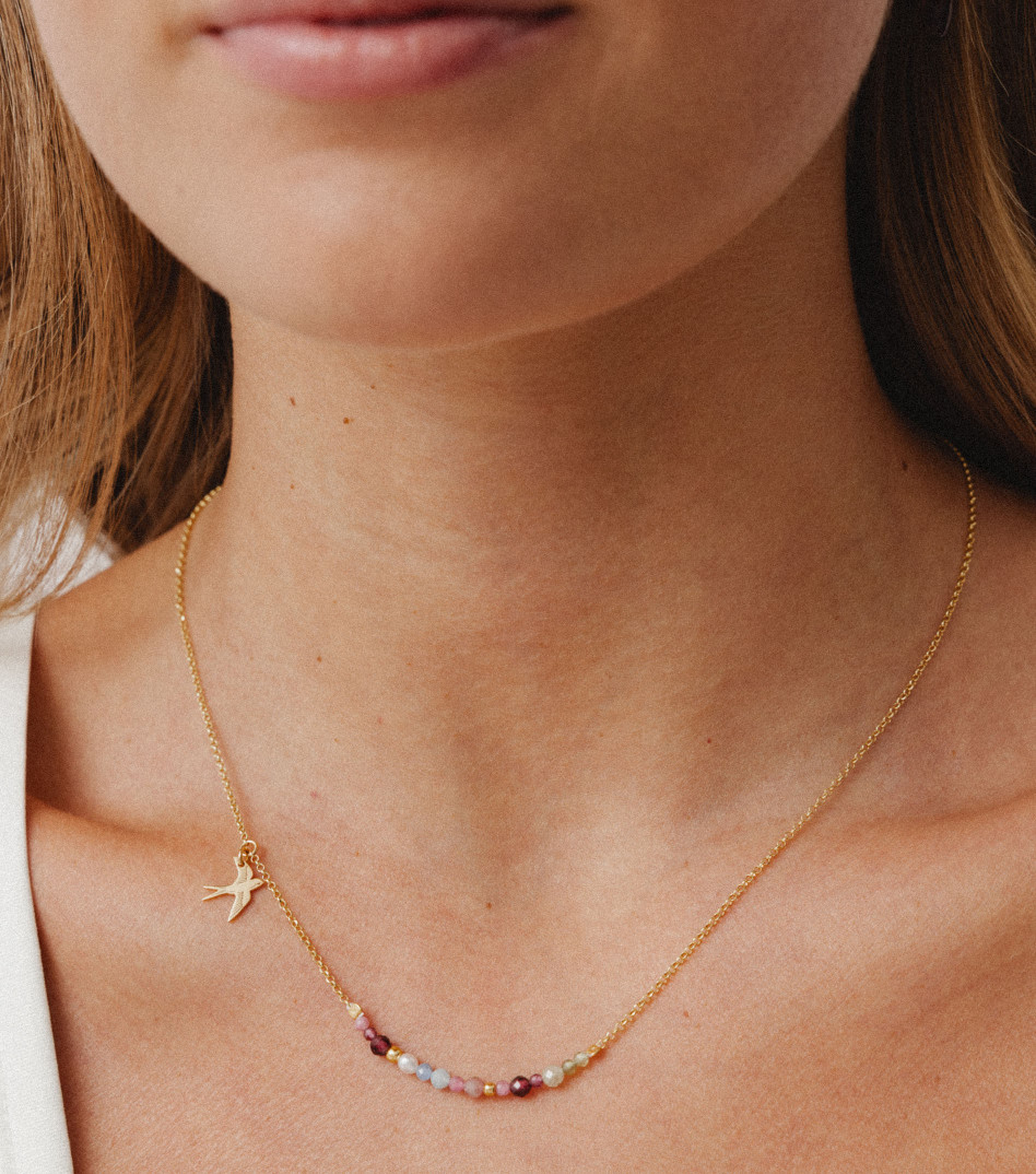 Pozłacany łańcuszek z kamieniami i zawieszką