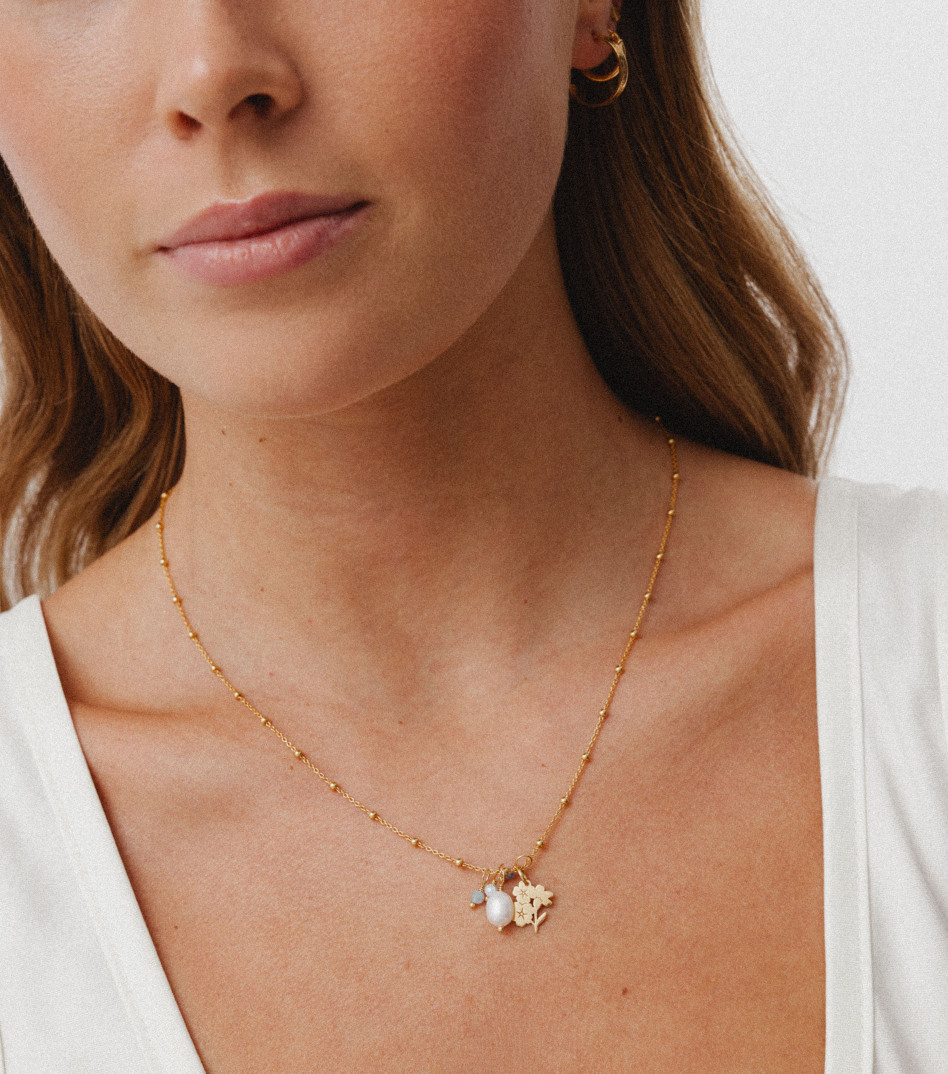 Pozłacany naszyjnik z zawieszkami i kamieniami