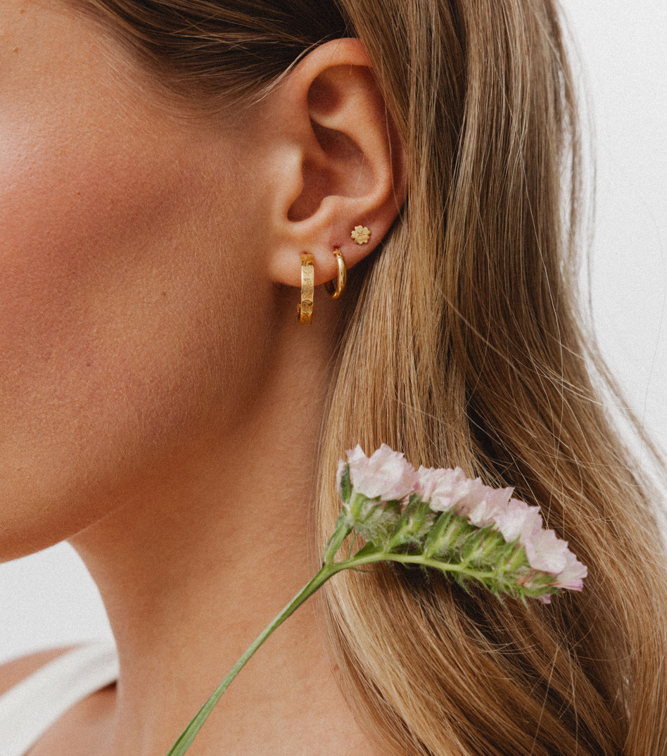 Pozłacany kolczyk sztyft mini kwiat niezapominajki