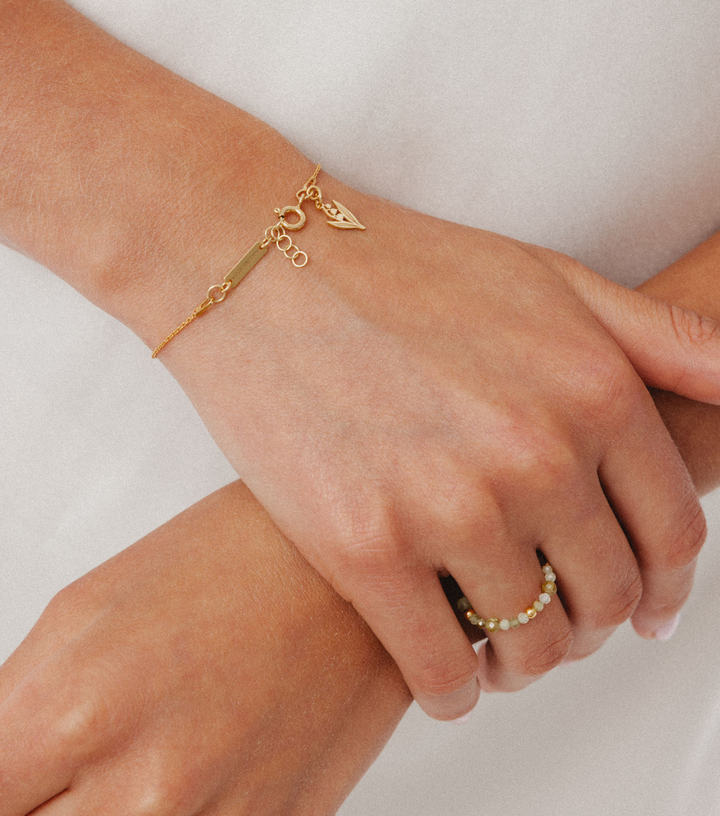 Pozłacana bransoletka z kamieniami i łańcuszkiem