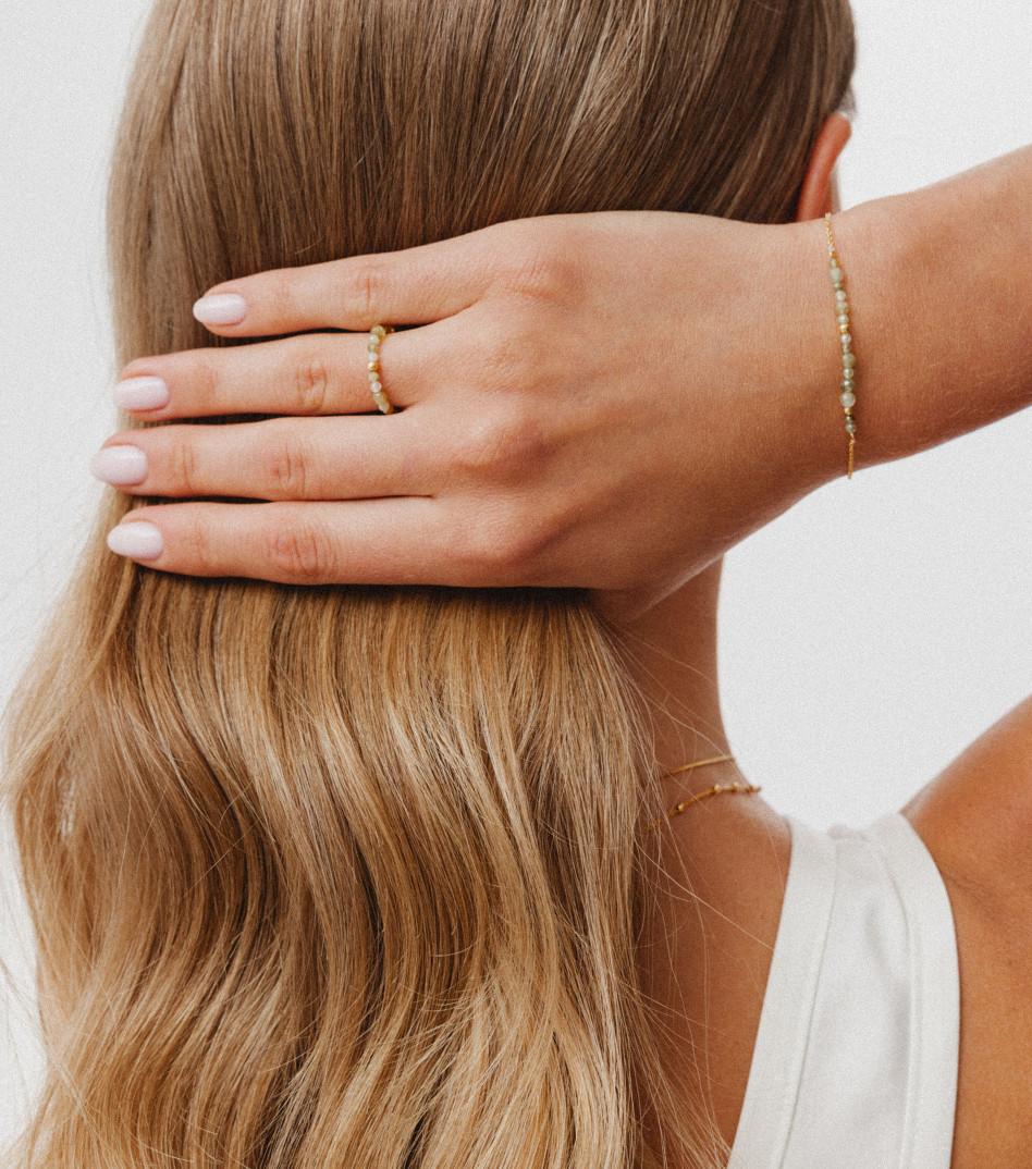 Pozłacany pierścionek z kamieniami